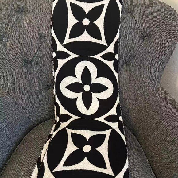 Louis Vuitton Flight Mode Wool Medallion Stole/Scarf M79212, Black and White - Picture 4 of 4